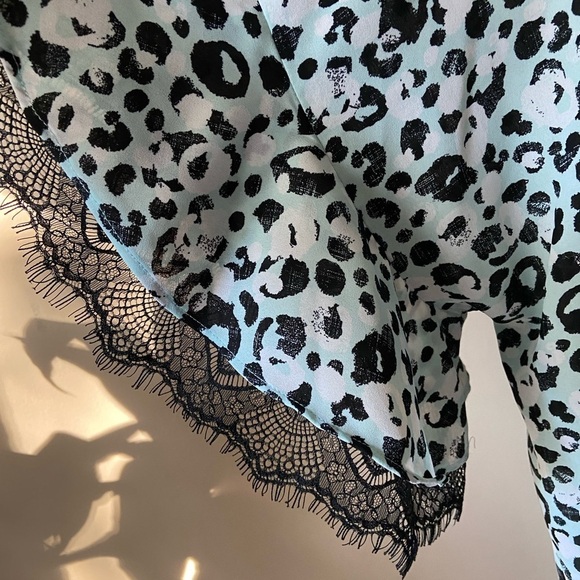 EST. 1946 Light Blue Leopard Black Lace Short Sleeve Blouse Size XL - Picture 7 of 7